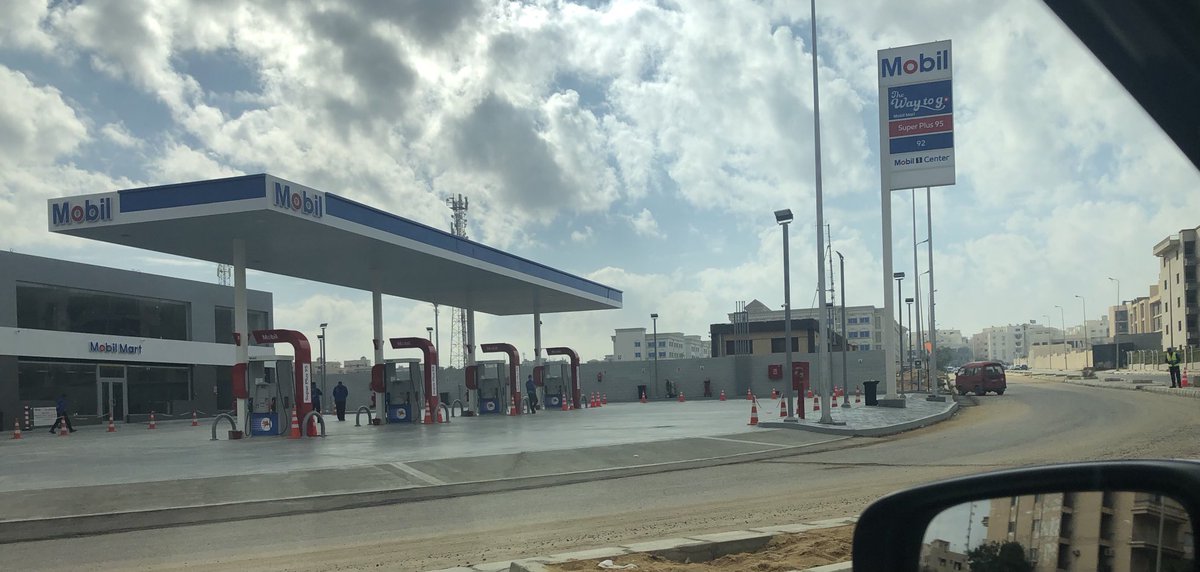 HebatallahSaad's tweet photo. لساكنى التجمع.. Mobil فتحت بنزينه وراء كونكورد بلازا مول..لسه فاتحه جديد ففاضيه ع طول..لو بتمون قريب من هناك او مستعجل ممكن تمون من هناك.. بصراحه منظر العمال وهم ع طول واقفين مستنيين شغل..صعبانين عليا☹️ وبيشاوروا للناس ع يعرفوا انهم فتحوا وبيشتغلوا https://t.co/FtnMk4r500