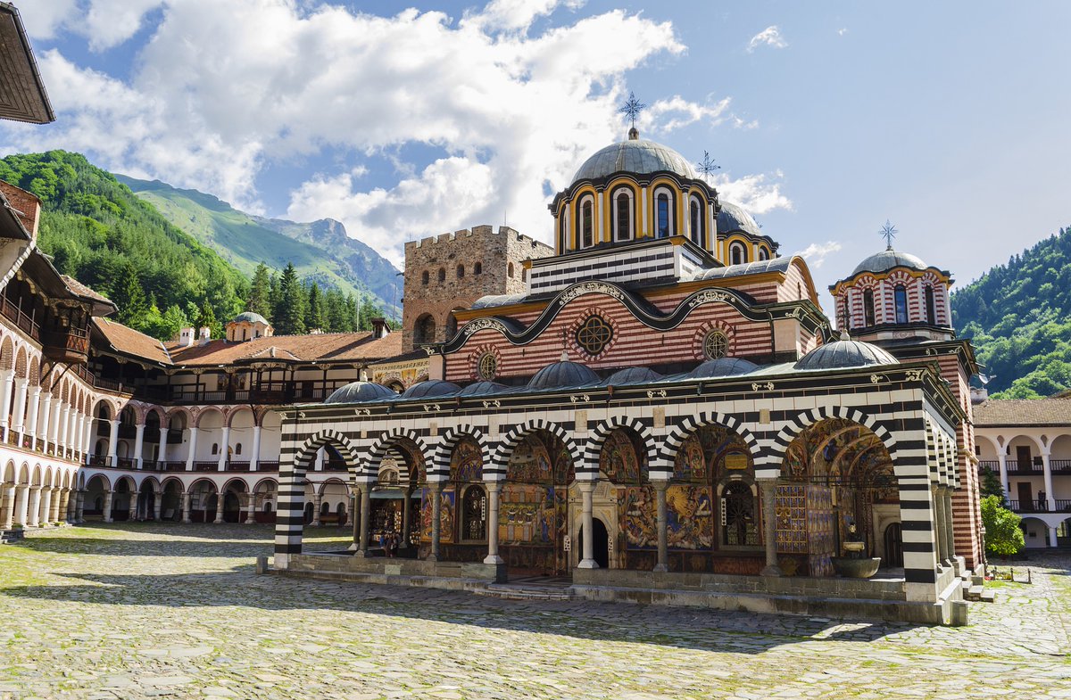 海外の高速バス🚌 1000円でどこまでいける 🇧🇬リラ編 🇧🇬の首都ソフィアのOvcha Kupelから世界遺産リラ修道院までのローカルバス。片道117km, 3時間, 11レフ。リラ僧院は1