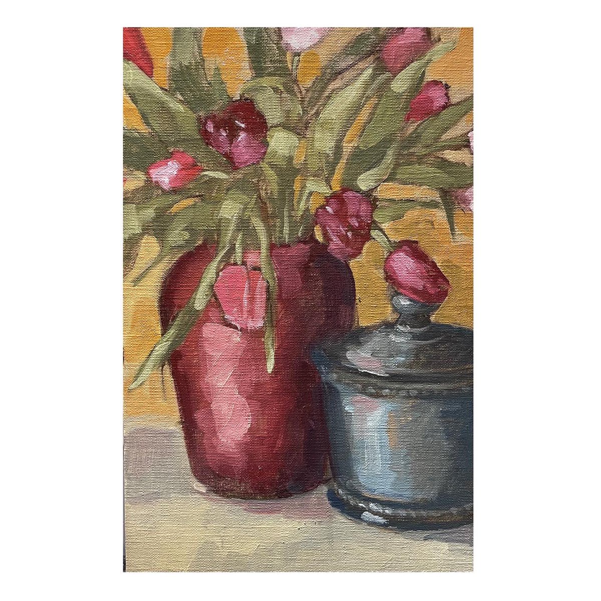 FionaCarver's tweet photo. Day 15 of the #stradaeasel challenge and I’m just about half way through! I love #painting this red vase and although I was limited with time on this one I was able to explore certain aspects I was interested in. Garlic Pot and Tulips 20x30 cm oil on linen panel #stilllife #art https://t.co/ZpiST8m3iY