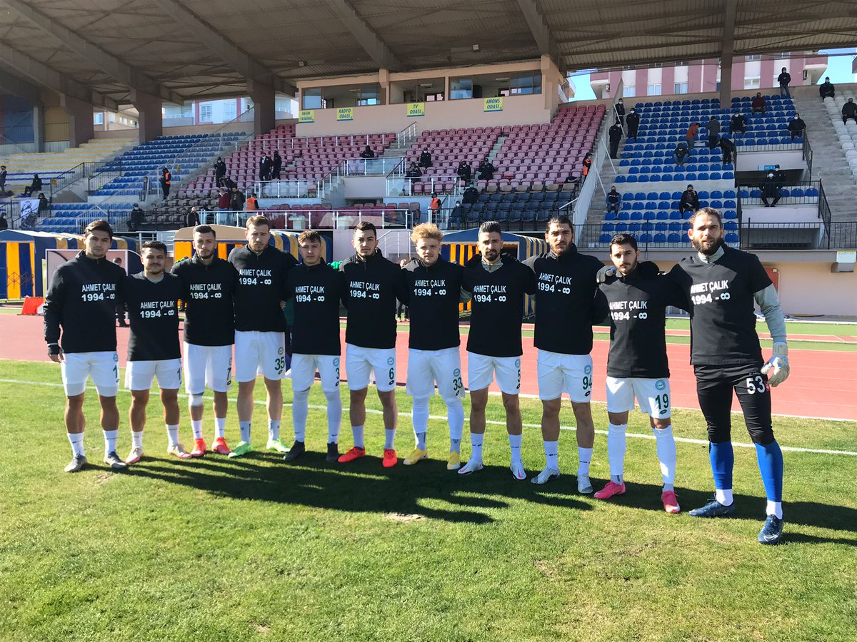 1922Konyasporsk's tweet photo. 📷Takımımız ısınma hareketlerine AHMET ÇALIK yazılı t-shirtler ile çıktı.
Seni Unutmayacağız... #AhmetÇalık https://t.co/FH3DzMa3Ys