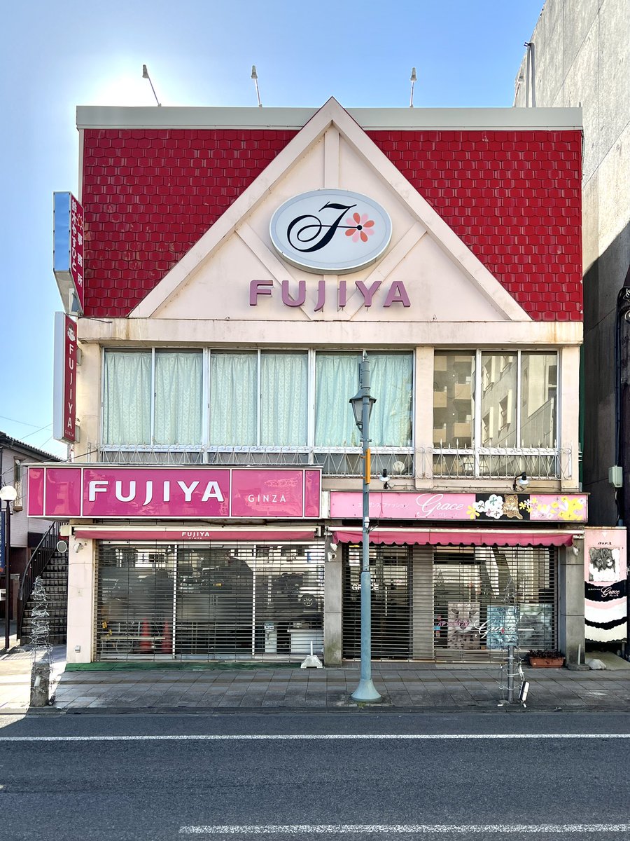 ペコちゃんよ永遠に】 茨城県石岡市の駅前通りにある不二家の店舗の