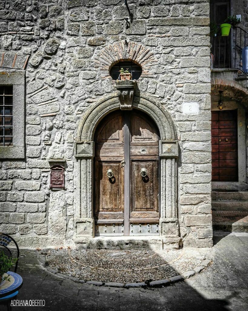 OH. WHAT A SIMPLE DOOR

I find it uncommonly beautiful, and you can find it in the incredibly beautiful town of Bomarzo in Lazio. 

#adrianaobertophotography #AO_011622
.
.
.
.
.
.
.
.
.
.
.
.
. 

#Bomarzo 
#Etruria 
#lazio 
#tuscia
#ig_lazio
#igersviter… instagr.am/p/CYyRhKLtaRC/