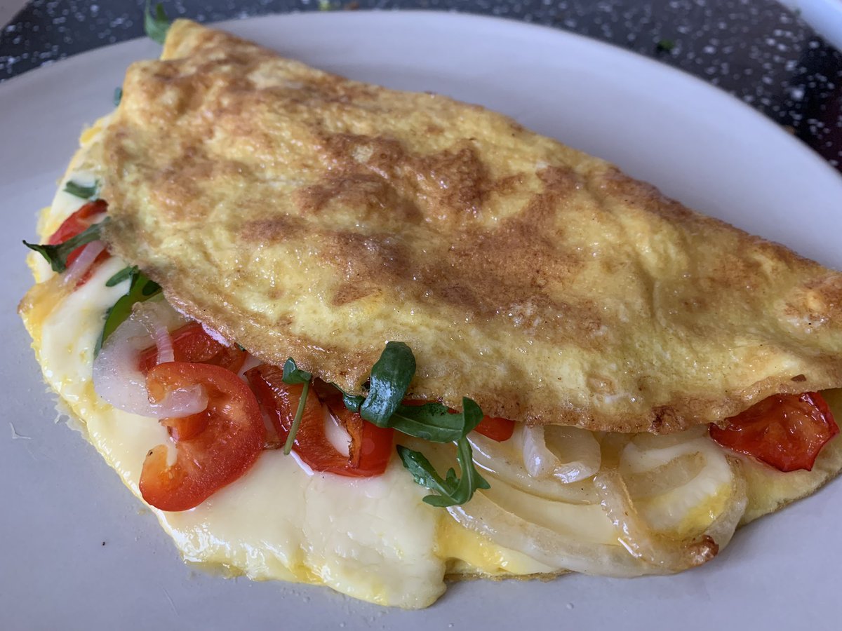 Omelette with Jarlsberg, onions, peppers and rocket