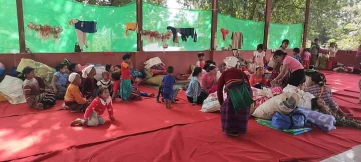 miN13700's tweet photo. Clashes between ethnic armed groups on border of Kyaukme &amp; Hsipaw tsps &amp; near Mandalay-Muse Union Highway, have forced another 100 ppl to flee to Namt Sit Lin monastery in Kyaukme, northern Shan State &amp; they are still in need of food
@ICRC #2022Jan16Coup
#WhatsHappeningInMyanmar https://t.co/D9GxU1VqCC