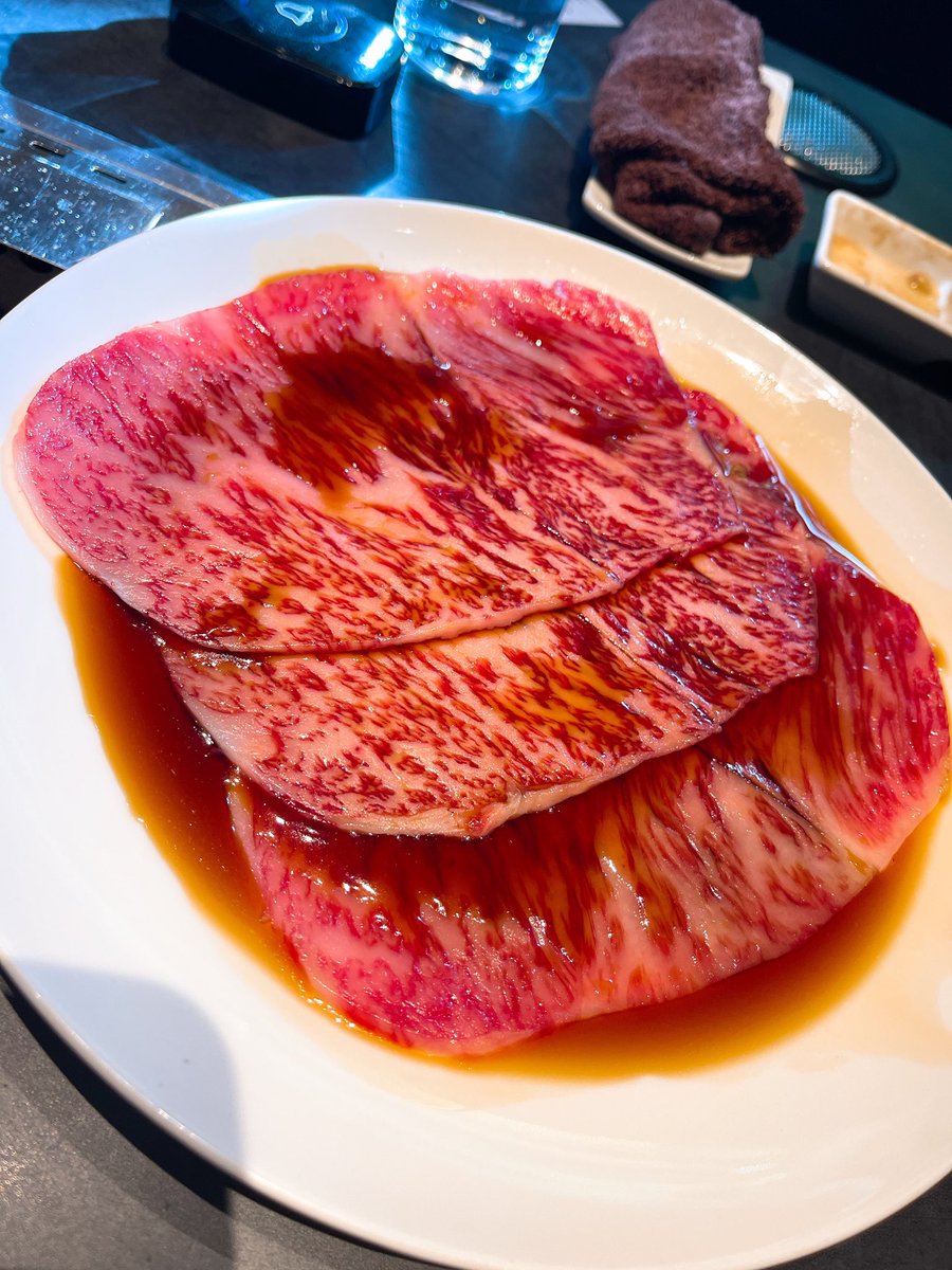 先日食べたランチ(!!)幻の焼肉屋
 ＃新進気鋭　さん🥩
厚切り牛タン元
シャトーブリアン
みすじ　など
最高峰と言われる所以を知る。。
あいちん誘ってくれて有難う🥺
持つべきものは良い友だち！ https://t.co/Rr7jJyTWZZ