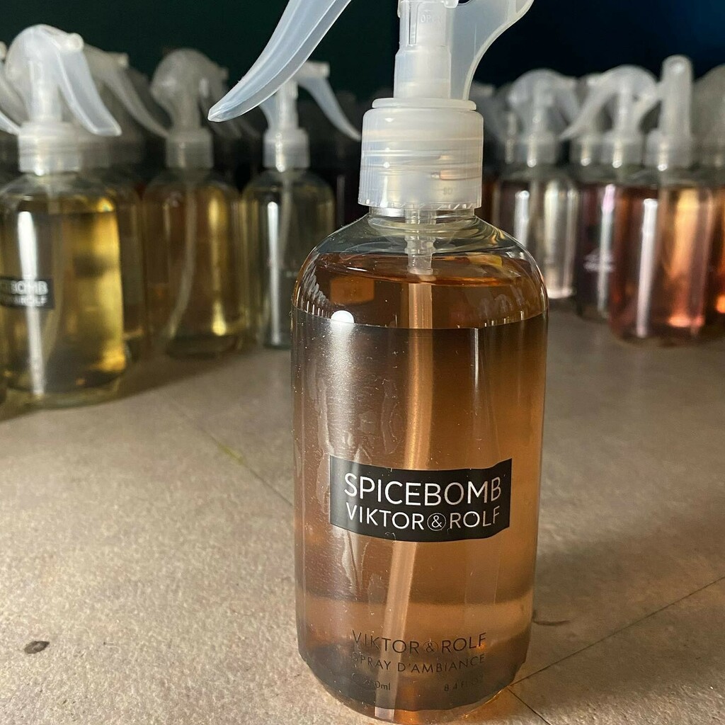 GhettoProdOff's tweet photo. Spicebomb de Viktor &amp; Rolf offre une explosion d'épices hautement addictive, domptée par une fraîcheur enveloppante. Spicebomb incarne la rencontre explosive entre une overdose d'épices fraîches et brûlantes et un bois caressé de notes enivrantes de taba… https://t.co/3RRGTnl4uG https://t.co/34vzcSkN38
