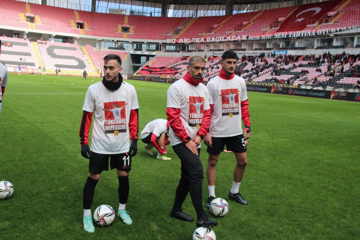 Eskisehirspor's tweet photo. Ahmet Çalık, Ediz Bahtiyaroğlu, Kaan Öztürk, Sinan Alağaç ve genç yaşta kaybettiğimiz tüm tükenmiş nefesler için sahadayız. #TükenmişNefeslere https://t.co/to3eu6cXqd