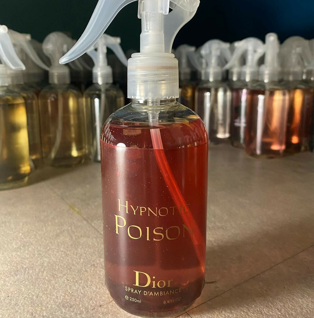 GhettoProdOff's tweet photo. Eau de Toilette Hypnotic Poison Le mystère du légendaire fruit défendu subsiste dans ce philtre moderne et magique qui associe féminité et audace. Quatre facettes contrastées - amande amère et carvi, opulent jasmin sambac, mystérieux jacaranda, vanille et musc sensuels - se … https://t.co/Ly3FclmDlb