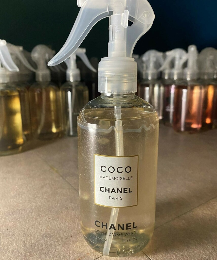 GhettoProdOff's tweet photo. Une composition luxuriante aux notes contrastées. 
La fragrance s'ouvre sur une note hespéridée de mandarine de Sicile, et dévoile un coeur voluptueux d'absolue de jasmin, exalté de touches d'ylang-ylang des Comores et de fleur d'oranger de Tunisie. 
Une harmonie captivante … https://t.co/sU6KvPaJ5J