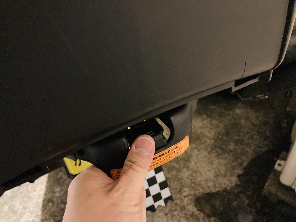 ayanokohji's tweet photo. 禁断のアイリス箱を取付ちゃいました…。実はあまり好きではないんだけどママチャリかごだとヘルメットなどの盗難が心配なので。
ワンタッ��で着脱ができるようにOGKのアタッチメントキットを利用しました。
#スーパーカブ #アイリス箱
#RVBOX https://t.co/1CX17mgk6U