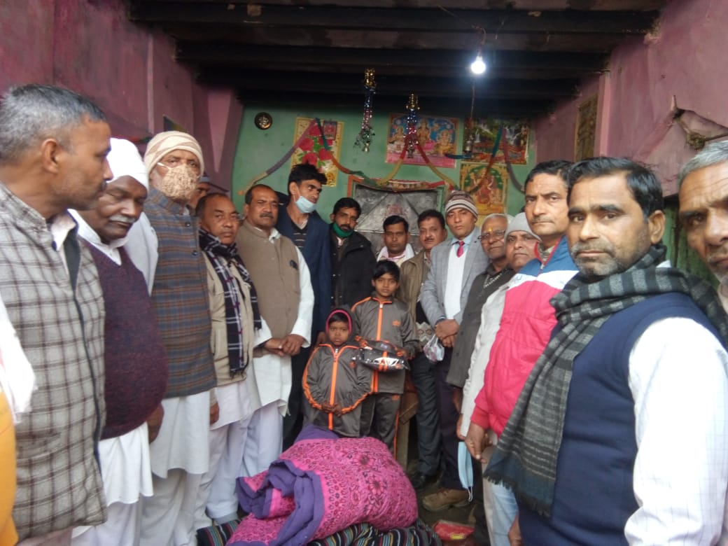 LavakusaT's tweet photo. हापुड -तीन वर्ष पहले अनाथ हुये बच्चो का सहारा बना था अ.भा.ब्रा.म.स.रा.संगठन के राष्ट्रीय उपाध्यक्ष पं महेश शर्मा जी व जिला कमेंटी ने उन बच्चो की हर सम्भव मदद करने का लिया था संकल्प हर छोटी बडी अवश्यकताओं को पूर्ण कर रहा है संगठन ने आज पुन: ठंड से बचने के लिए सामग्री को पहुंचाया https://t.co/Y5Skcz1VnH
