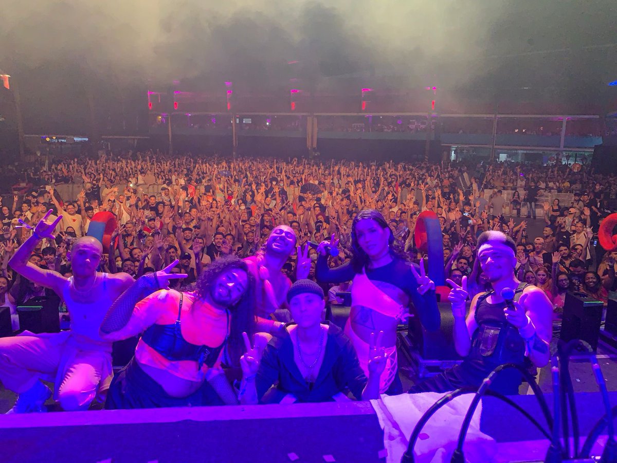 QuebradaQueer's tweet photo. A gente agradece cada um de vocês que compareceu e fez cada segundo valer a pena! É e sempre vai ser por vocês! #quebradaqueer #QQ https://t.co/1tvKXtzJiF