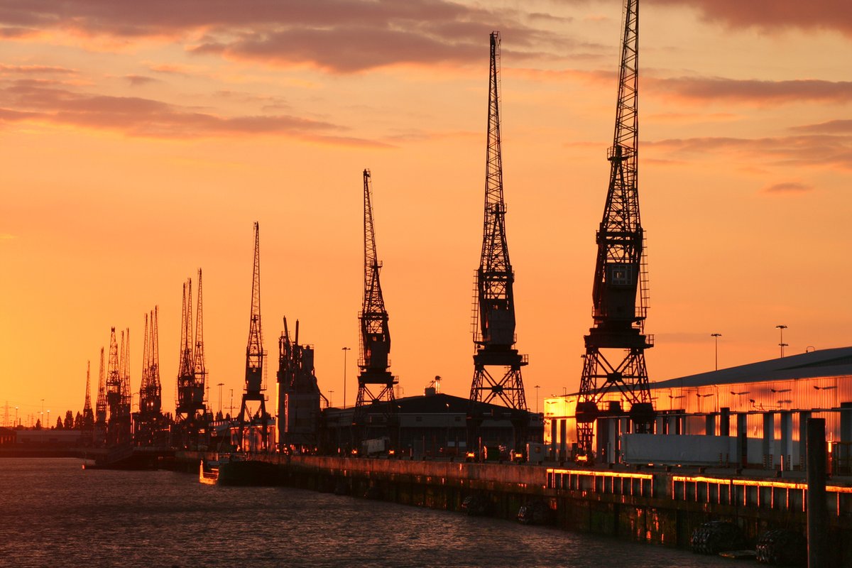 𝑯𝒂𝒑𝒑𝒚 𝑺𝒖𝒏𝒅𝒂𝒚! ✨ 
Take a look at this outstanding sunset at Southampton Docks 🌆 
#Sunday #Sunset #Southampton #SouthamptonDocks