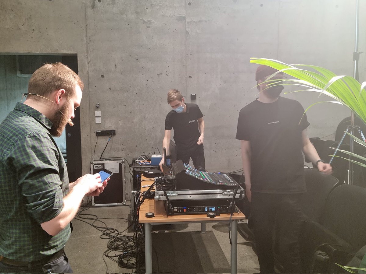 Áhorfendur fengu smá pásu en tæknimenn og frumkvöðullinn Haraldur Hugosson héldum áfram að fínstilla hljóð og mynd 

@haraldurhugosson <a href="/gulleggid/">Gulleggið</a> @weird__pickle  #pitchdeck #companypurpose