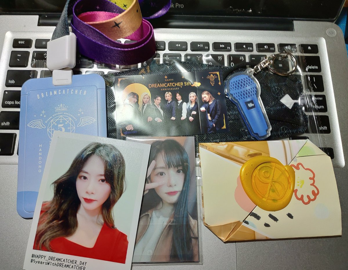 com68731's tweet photo. 認證!星期五會計學下課馬上衝來的🤣
展覽真的好漂亮還擺了一整套斗篷卡超想打開櫃子劫走(會犯法啦!)
謝謝大大每次辦展都辦的這麼讚這麼佛,去年拿的超美帆布袋一直背到現在,今年東西超多還有扭蛋活動!超酷超用心嗚嗚嗚
@ulfur1001
#Happy_Dreamcatcher_Day
#5yearsWithDREAMCATCHER https://t.co/uEYvBhtjFB