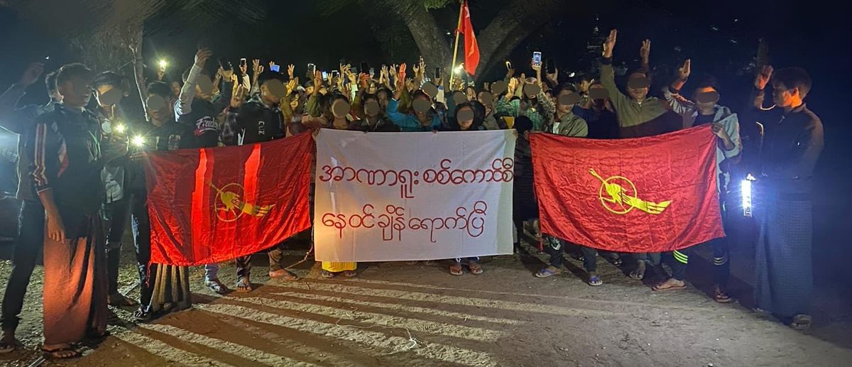 KYITHAR95368969's tweet photo. Pro-democracy residents from a village of #Pale Tsp, #YinMarBin District, staged a night protest to support PDFs and uproot the #MilitaryDictatorship on Jan16. #HumansAreNotShields
#2022Jan16Coup 
#WhatsHappeningInMyanmar https://t.co/sHPdEhj2Nu