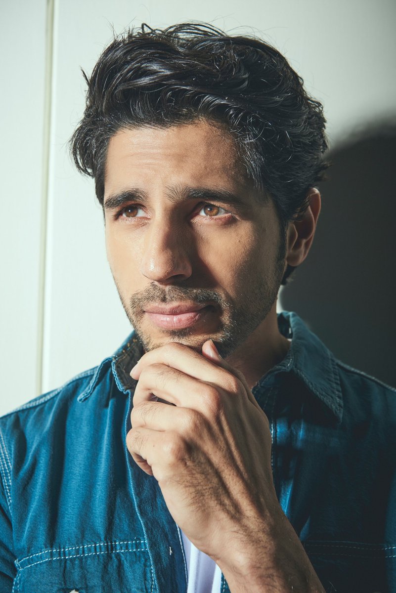 ramkumarjha's tweet photo. Wishing one of the most handsome, hardworking and talented @SidMalhotra a Verrry Happy birthday 🌈🎂🎈💥💐⭐🎊🥳🥁🤩🎉
Loads of more successes, good health and happiness always! 
#SidharthMalhotra.
#HappyBirthdaySidharthMalhotra https://t.co/mOKYfd6nR0