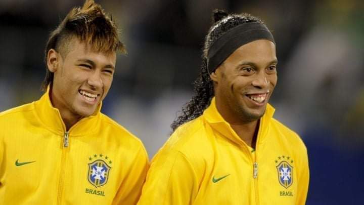 SoloFutbolMemes's tweet photo. Madurar es entender que Neymar no le llega ni a los talones a Ronaldinho.👏 https://t.co/9tiVabQl92