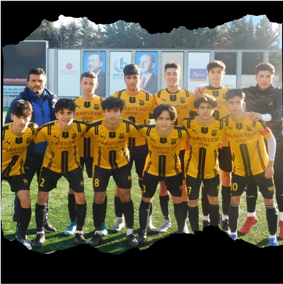 U-16 takımımız deplasmanda 1453 Trabzon'u 3-0 mağlup ederek liğderlik koltuğuna oturdu.
Hakkı hocamızı tebrik ederiz.