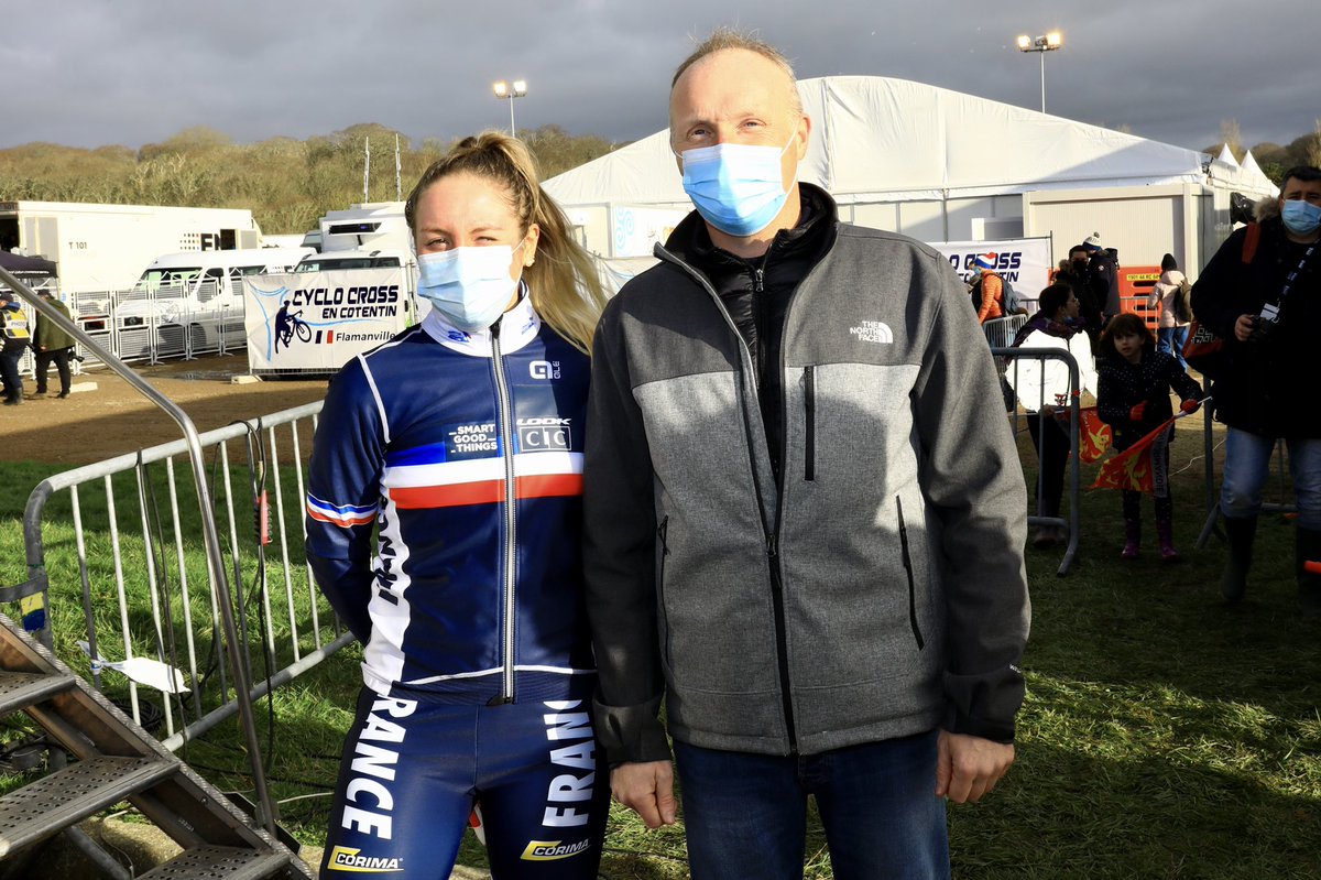 LaManche50's tweet photo. Félicitations à Amandine Fouquenet qui se classe 3ème Espoir Femme à la Coupe du Monde de cyclo-cross à Flamanville. Yvan Taillebois, conseiller départemental en charge des sports, était présent pour la récompenser 🥉🚴🏼‍♀️ @CCencotentin https://t.co/ux72cY1RB1
