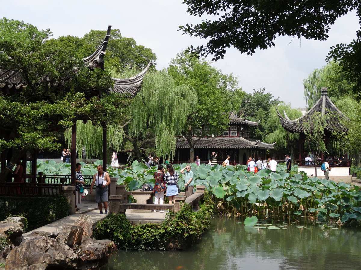 過去旅。上海旅行、その8。 蘇州に着いて最初に向かったのは「拙政園」という中国式庭園。わりと広かったですね。水の都蘇州だけあって、水の多い庭園でした。