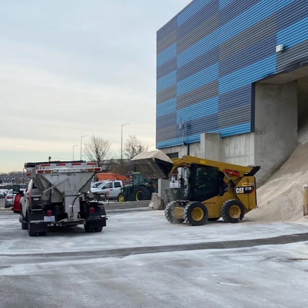 DCDPW's tweet photo. Pretreating streets continues. The District Snow Team is out across the city salting roadways in preparation for this afternoon’s expected snowfall.  

📸If you see our crew snap a pic and tag us.  

#WinterReadyDC https://t.co/cyLRdzRUHM