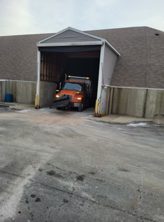 DCDPW's tweet photo. Pretreating streets continues. The District Snow Team is out across the city salting roadways in preparation for this afternoon’s expected snowfall.  

📸If you see our crew snap a pic and tag us.  

#WinterReadyDC https://t.co/cyLRdzRUHM