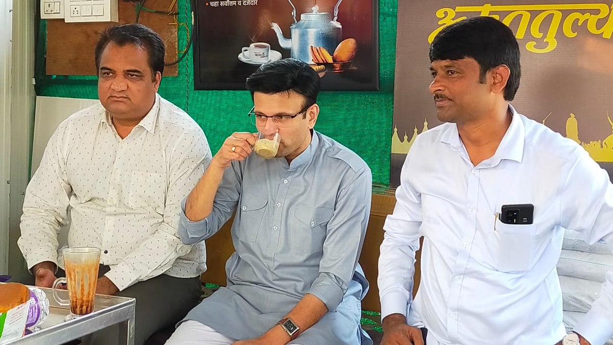 ghatge_raje's tweet photo. Today I visited the first unit of Dadu Salgar's famous 'Salgar Tea' in Kolhapur. We are implementing the concept of #MakeInKolhapur by bringing together local brands like Salgar Tea based on @narendramodi ji's #startupindia concept. https://t.co/42rWP9I8Rg