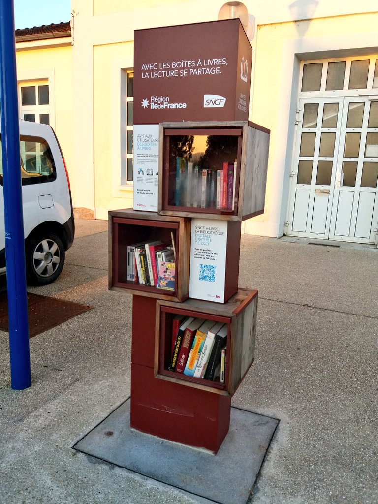 BoiteALivre's tweet photo. Boîte à Livres - gare de #Longueville, sur la #LigneP Sud.
Photo : @SmileyTrains https://t.co/RjvkZYa2fj