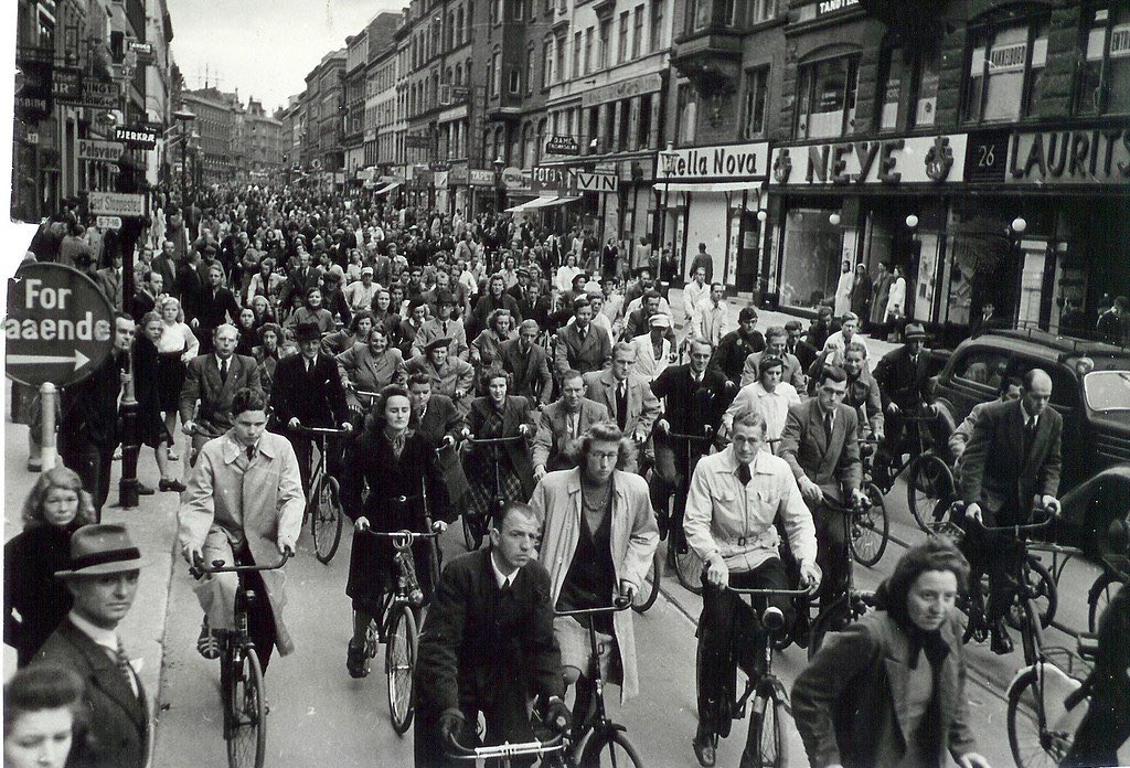 Back to the future! 🚲

A scene of intense #Copenhagen rush hour inner city traffic during the early 1940’s ✅

#Cycling | #Urban | #Mobility