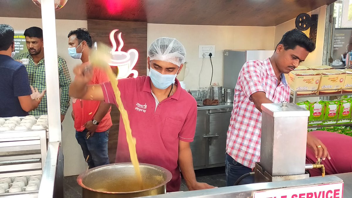 ghatge_raje's tweet photo. Today I visited the first unit of Dadu Salgar's famous 'Salgar Tea' in Kolhapur. We are implementing the concept of #MakeInKolhapur by bringing together local brands like Salgar Tea based on @narendramodi ji's #startupindia concept. https://t.co/42rWP9I8Rg