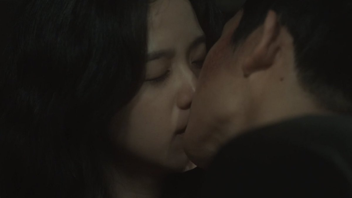blackpinkbabo's tweet photo. JISOO AND HAEIN’S FIRST KISS 🙈 https://t.co/9EOWbCWBdu