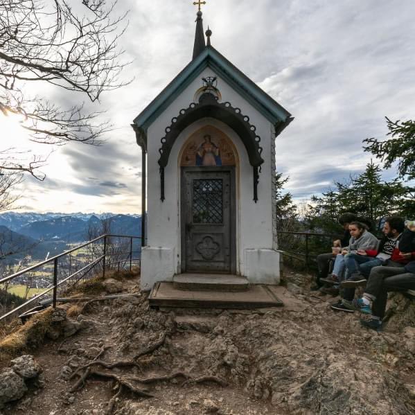 ebmuc's tweet photo. Rund 500 Stufen, am Kreuzweg mit 14 Stationen entlang, dann seid ihr oben: auf dem #Riederstein mit seiner Kapelle oberhalb des #Tegernsee, auf rund 1.200 Meter. Der Ausblick ist fantastisch! Mystischen Orte im Erzbistum: 👉 https://t.co/v334L971Ty

📷 Axel Effner #Kirche #Bayern https://t.co/qqxUgbZFTU