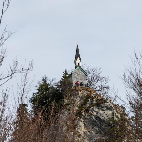 ebmuc's tweet photo. Rund 500 Stufen, am Kreuzweg mit 14 Stationen entlang, dann seid ihr oben: auf dem #Riederstein mit seiner Kapelle oberhalb des #Tegernsee, auf rund 1.200 Meter. Der Ausblick ist fantastisch! Mystischen Orte im Erzbistum: 👉 https://t.co/v334L971Ty

📷 Axel Effner #Kirche #Bayern https://t.co/qqxUgbZFTU