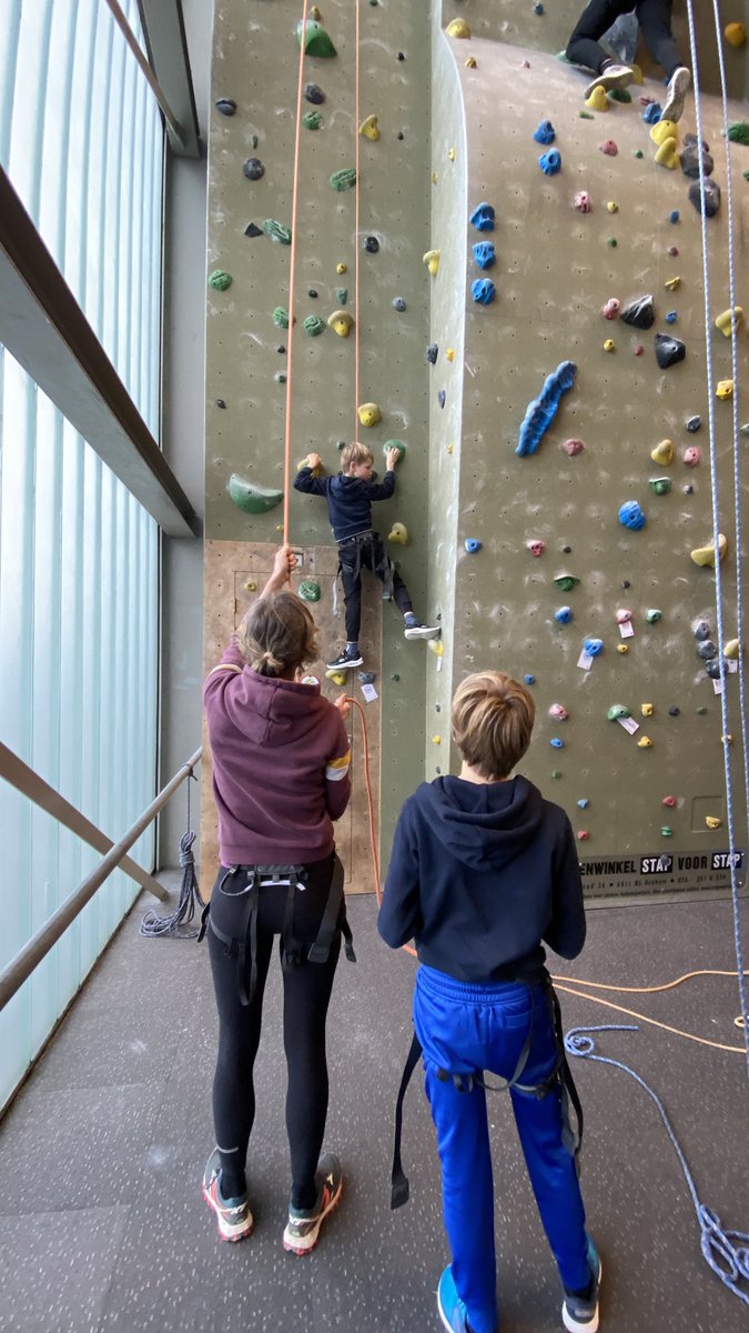 mveldhuis76's tweet image. Vandaag geklommen met z’n vieren. Wat was dat gaaf zeg! Ik voel mijn vingers en onderarmen nu wel goed😊 morgen spierpijn… smaakt naar meer! #klimmen #Arnhem @MountainNetwork #klimhal