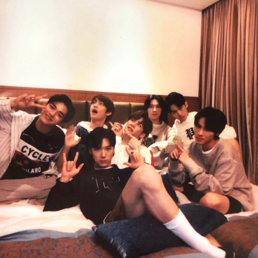 woonieIuv's tweet photo. nunca olviden que hendery dijo "no tengas miedo de estar triste. tienes que saber que si te sientes triste, tienes a WayV" https://t.co/EkysmeTlYp