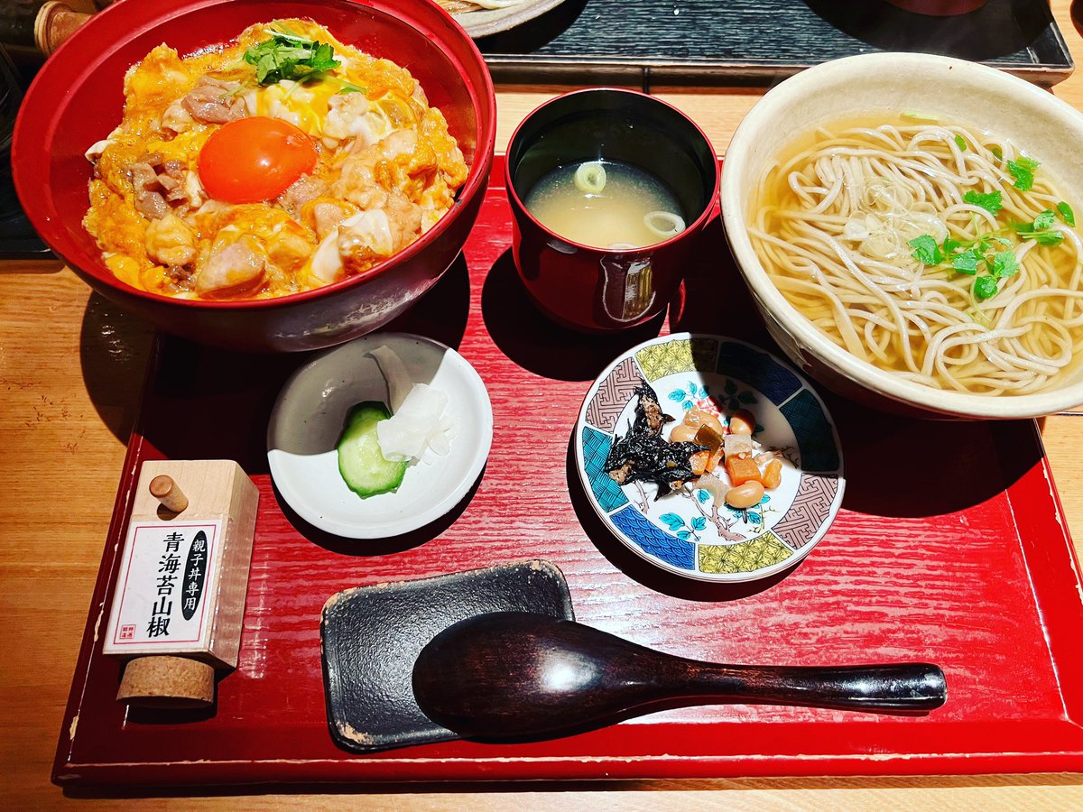 極・特上親子丼とミニかけ蕎麦セットです。 衝撃的に旨い親子丼でおかわりしたくなりました。 お蕎麦の出汁も最高で全部飲んじゃいました。