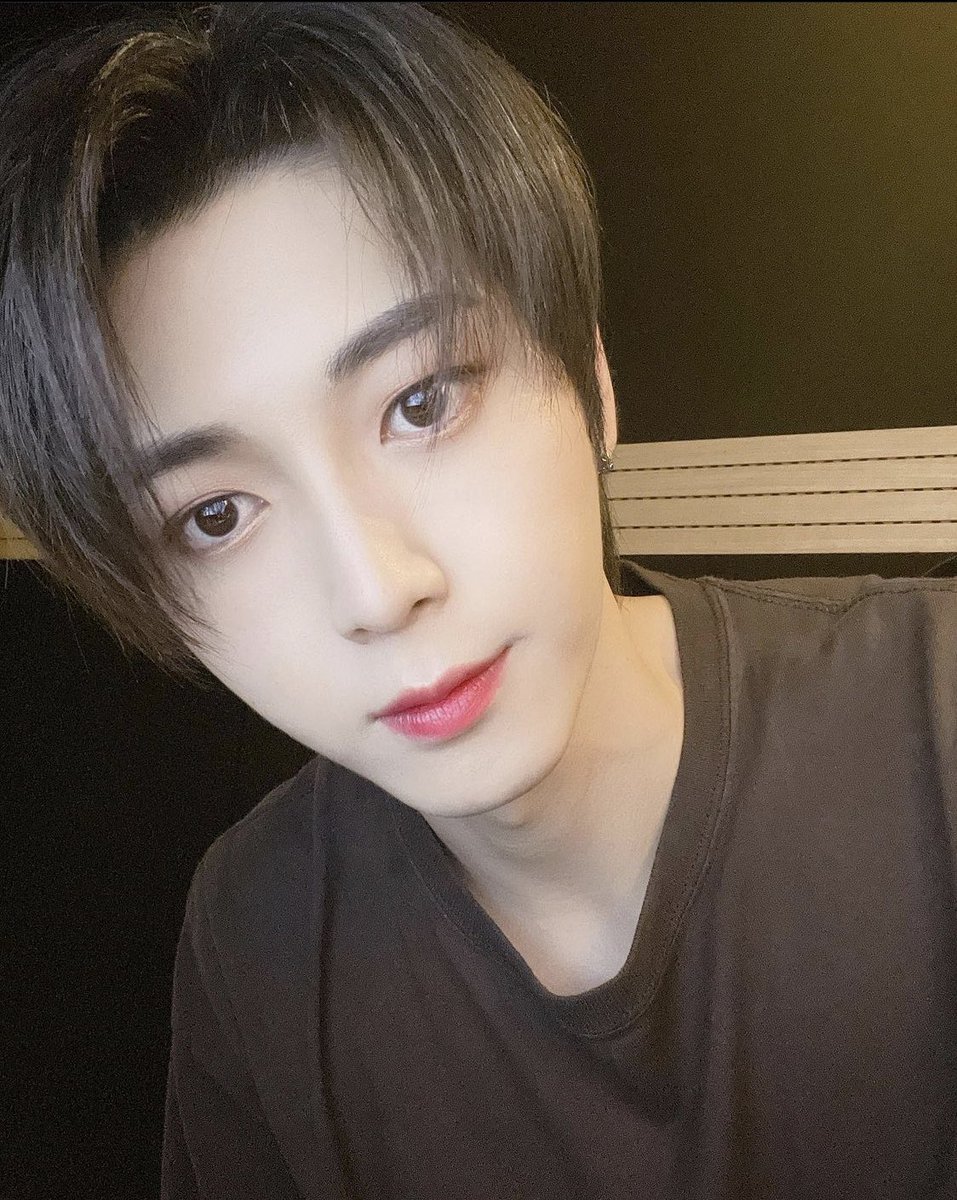 hOOOurly's tweet photo. Happy birthday to our forever leader <33
Whatever you are doing, we lyOns hope that you’re happy and healthy. We always think of you and will stay by your side forever

first vs latest selca 💗

#HAPPY_LOVE_DAY #Onlyoneof #lyOns_always_here_for_Love #러브 https://t.co/eWRWxRA4cv