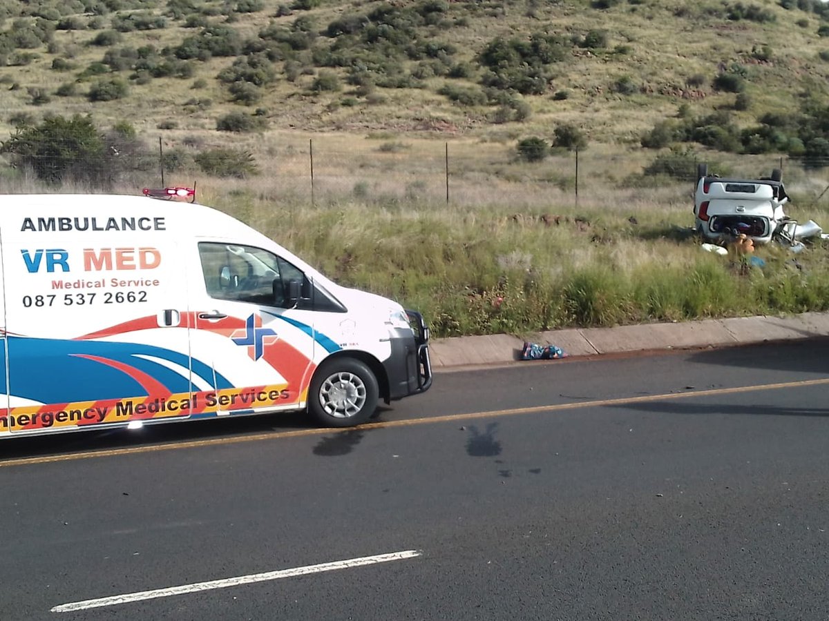 _ArriveAlive's tweet photo. Fatal vehicle rollover on the N1 South past the Kenneth Kaunda offramp in Bloemfontein. https://t.co/Ngt7tSWaXY #ArriveAlive #RoadSafety #VRMed https://t.co/GxEqk9GoKq
