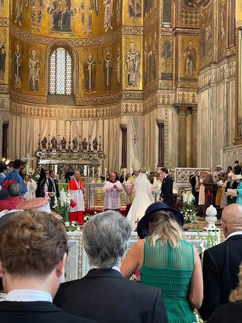 Royale2403's tweet photo. Acabo de terminar de ver #meraviglie de @albertoangela.
Él estaba en #Monreale, donde, en su catedral, se celebró la boda real de los #DuquesdeNoto el 25 de septiembre de 2021.

#BorbónDosSicilias 
#ReinoDeLasDosSicilias 
#Sicilia 
#BorboneDelleDueSicilie https://t.co/9TYJ9WHjAK