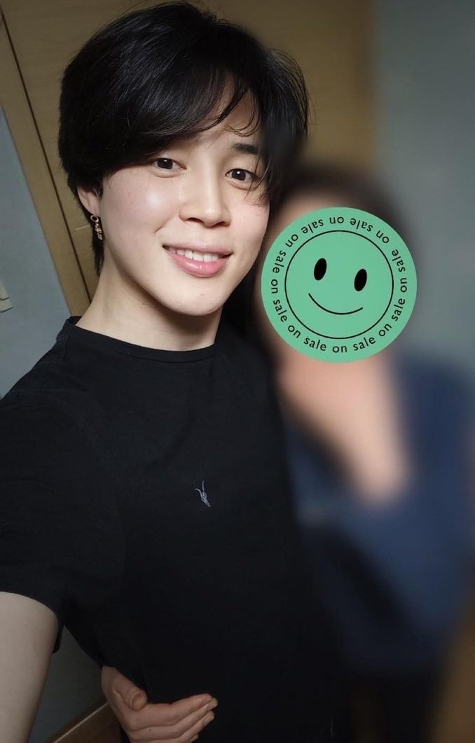 jimin looks so pretty oh my god 😭