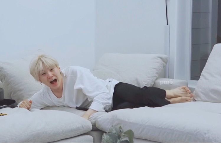 Healinghours7's tweet photo. Yoongi's meow meow moments that live in my mind rent free : a hilarious thread for making your hours better https://t.co/kGK0jaeSYR
