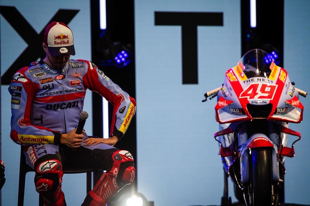 FabioDiggia49's tweet photo. Gli occhi a cuore in un giorno pieno di emozioni. Ieri abbiamo svelato al mondo il colore della moto dei miei sogni, wow! Manca davvero poco, è ora di rimboccarsi le maniche Fa’, daje! 😈
@GresiniRacing  @MotoGP https://t.co/x3G1Q17qie