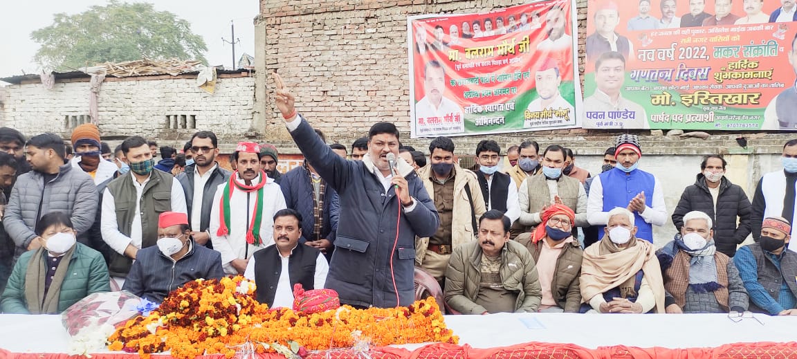 समाजवादी पार्टी के राष्ट्रीय अध्यक्ष मा० <a href="/yadavakhilesh/">Akhilesh Yadav</a> जी के समक्ष पार्टी की सदस्यता ग्रहण करने के बाद बड़े भाई श्री बलराम मौर्या जी एवं उनके साथियों का आज समाजवादी पार्टी कार्यालय, अयोध्या-फ़ैज़ाबाद पर स्वागत-अभिनन्दन किया गया ।