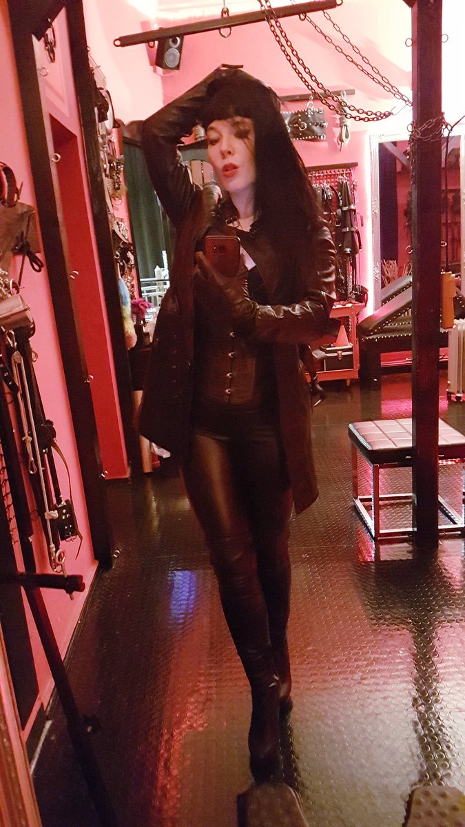 My sunday mood: Up for kinky adventures with lots of leather and gear 😈