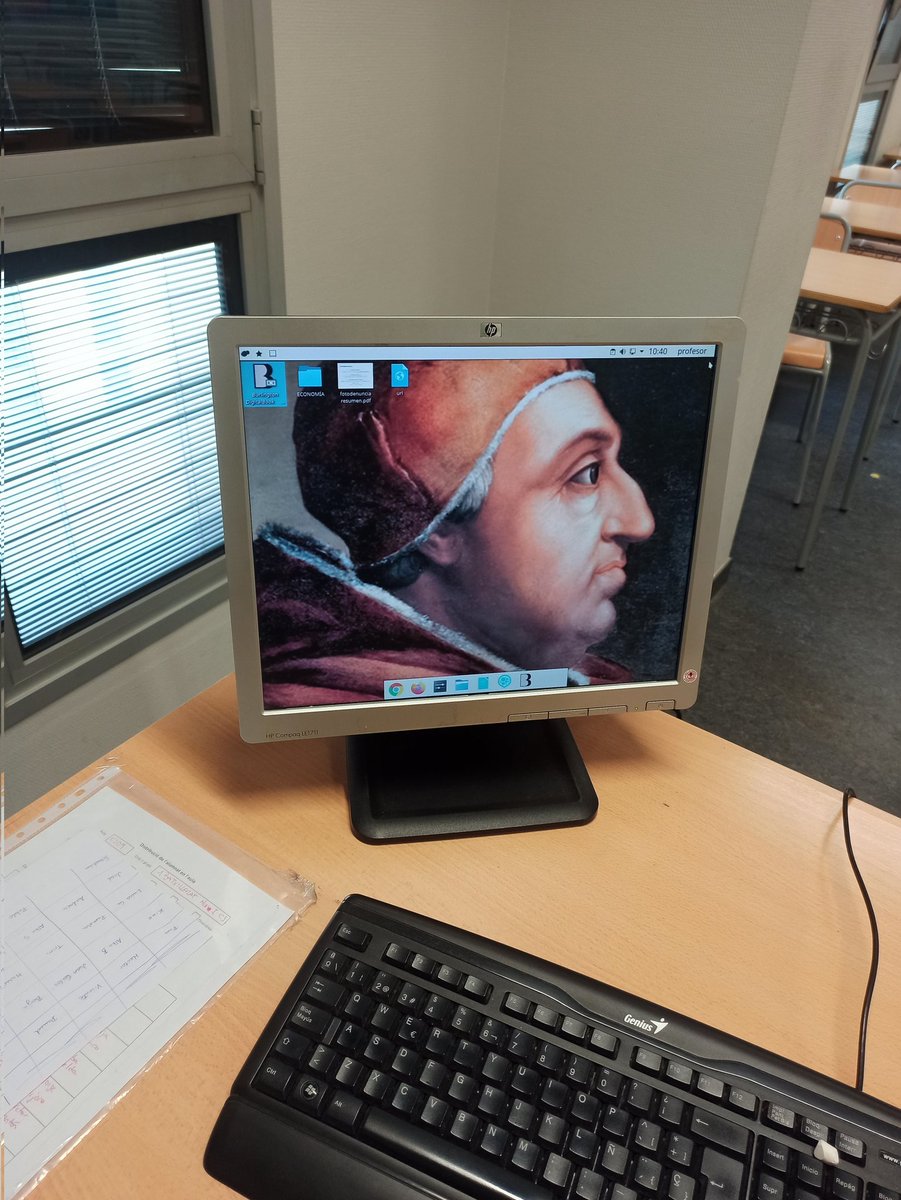 AnnaGAES's tweet photo. En tornra l'aula de la meua tutoria i encendre l'ordinador després de les vacances. No recordava que just abans de començar-les havia posat este fons de pantalla: Alexandre VI https://t.co/B9TK8Q5Xwy