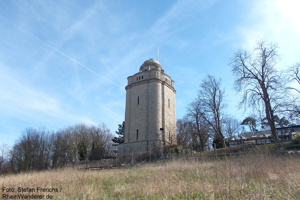 RheinWanderer's tweet photo. #Wandern am #Inselrhein: Eine schöne Rund-#Wanderung (13 km) auf der #Hiwweltour #Bismarckturm von #GauAlgesheim über #Appenheim zum Bismarckturm (Foto) von #Ingelheim. Mein #Tipp: Besteigt den Turm! Mehr Fotos + Infos hier: https://t.co/kCQXpHVjHa #Rheinhessen #RLPerleben https://t.co/Okd7qIaWV9