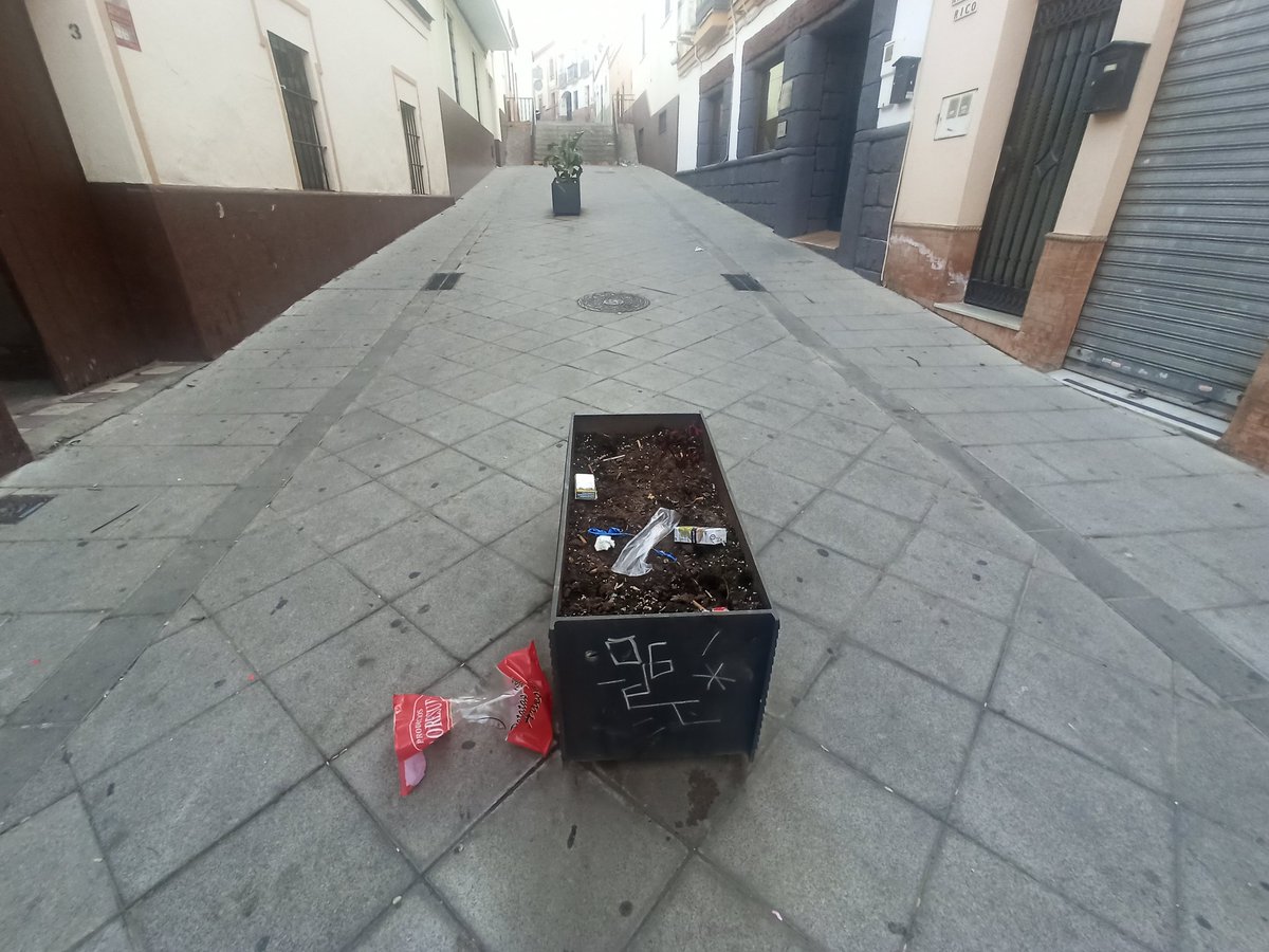 🔴 La realidad no se puede tapar a base de repetir una mentira mil veces como intenta hacer el Gobierno de Ana Isabel Jiménez.

La suciedad y falta de limpieza en toda #AlcaladeGuadaíra es una evidencia.

📷 c/ Rosario

#AlcaláSucia
#AnaIsabelNoEstá