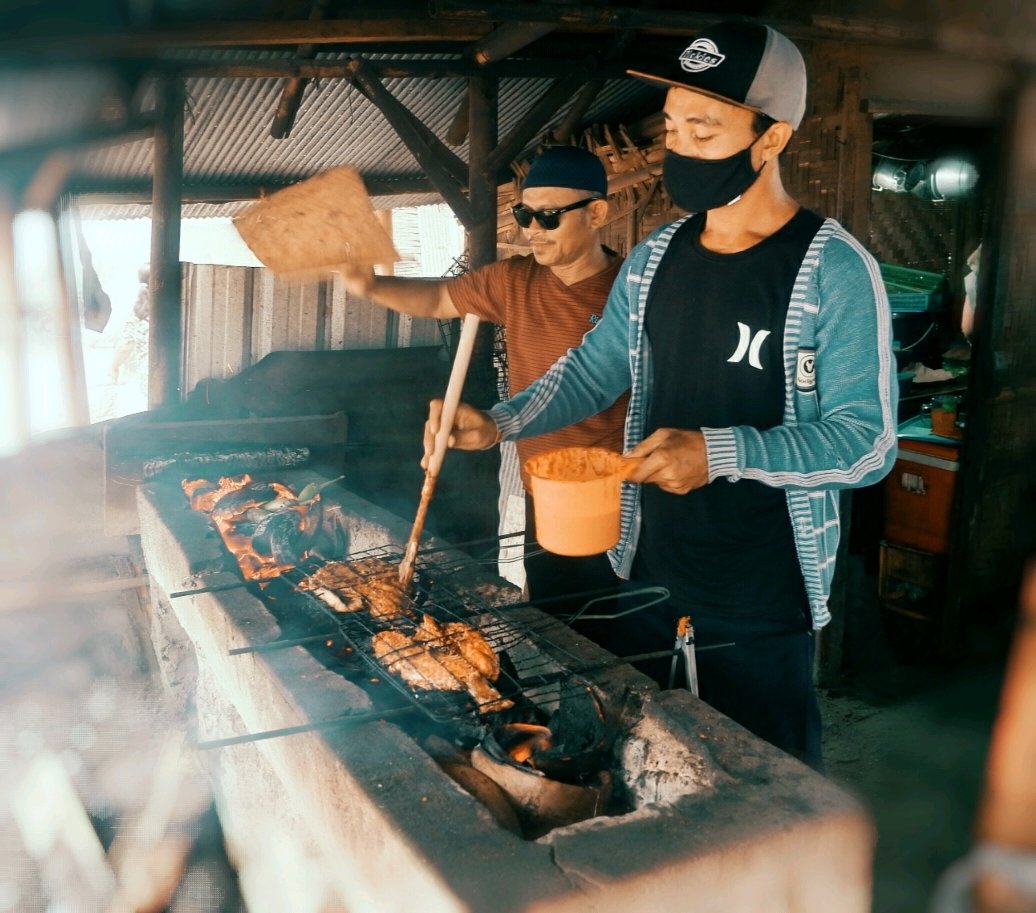 lombokauthentic's tweet photo. Kuliner Khas Lombok, Ikan bakar, sate Tanjung, pepesan cumi, pelecingKangkung kangkung, beberok terong, sambel ulek. 
#kulinerlombok #foodblogger #foodvlogger #diindonesiaaja https://t.co/KnbAzCyHxA