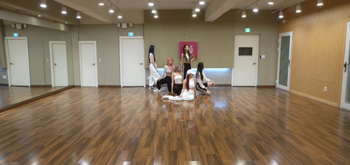 Notice! MOMOLAND's new practice room, was GFRIEND's old dance practice. MLD just renovated it. #momoland #MOMOLANDxNATTI #YUMMYYUMMYLOVE #GFRIEND #모모랜드 @MMLD_Official